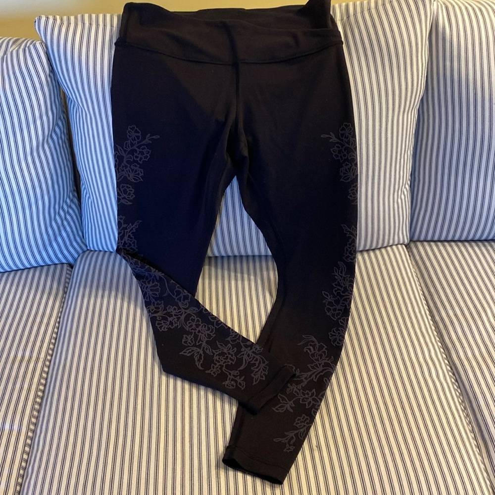 Like New LuLuLemon Black Floral Leggings